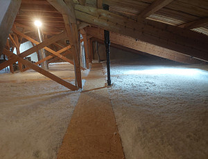 Zateplení stropu zdravotního střediska technologií foukané izolace